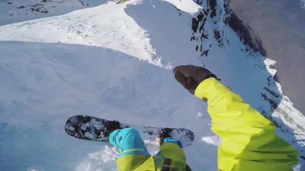 Snowboarder commencer randonnée dans l'arrière-pays à partir du sommet de la montagne. Grande vitesse. Extrême — Video