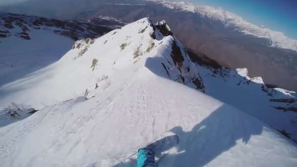 Snowboardista backcountry jízdy z vrcholu zasněžené hory. Nebezpečné. Extrémní — Stock video