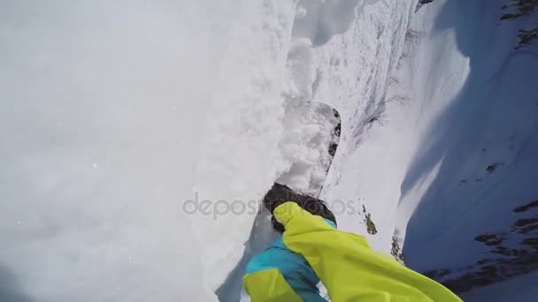 Snowboarder opstaan op besneeuwde berg. Zonnige dag. Ga pro camera op hoofd. — Stockvideo