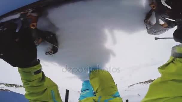 Snowboardista vylézt na nejvyšší zasněžené horské túry jízdu. Slunečný den. Sportovní — Stock video