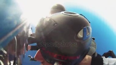 Dubai, Birleşik Arap Emirlikleri - 10 Şubat 2014: Skydivers uçak Dubai yukarıda atlamak. Oluşumu olun. Güneşli bir gün. Aşırı