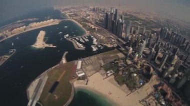Dubai, Birleşik Arap Emirlikleri - 10 Şubat 2014: Skydiver fly Dubai yukarıda. Paraşüt. Güneşli bir gün. Aşırı spor. Cityscape. Beach