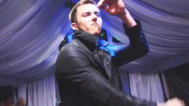 Saint Petersburg, Rusya Federasyonu - Ağustos 8, 2009: Erkek model gece kulübünde pistte rahat tarzı göstermek. Dans. Seyirci. Poz. Moda gösterisi