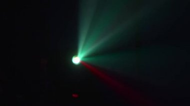 Saint Petersburg, Rusya - Ağustos 8, 2009: Renkli ışıltı ışınları parti gece kulübünde spotlight üzerinden. Tezahürat. Eğlence. Aydınlatma