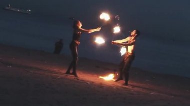 Saint Petersburg, Rusya Federasyonu - 14 Haziran 2007: Kız deri giysiler ve üstsüz adam parti gece kulübünde sahil ateş gösterisi gerçekleştirmek. Su