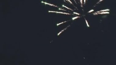 Saint Petersburg, Rusya Federasyonu - 14 Haziran 2007: gece karanlık gökyüzünde havai fişek patlatmak. Sparks. Aydınlatmaları. Patlama. Kutlama olay. Tatil