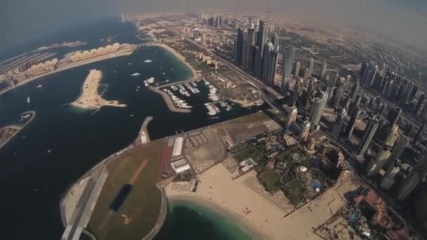 DUBAI, EMIRATI ARABI UNITI - 10 FEBBRAIO 2014: Skydiver vola sopra Dubai. Paracadute. Giornata di sole. Sport estremi. Paesaggio urbano. Spiaggia — Video Stock