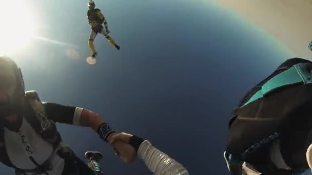 DUBAI, ÉMIRATS ARABES UNIS - 10 FÉVRIER 2014 : Un groupe de parachutistes se forme dans le ciel bleu. Journée ensoleillée. Le sport extrême. Stunt — Video