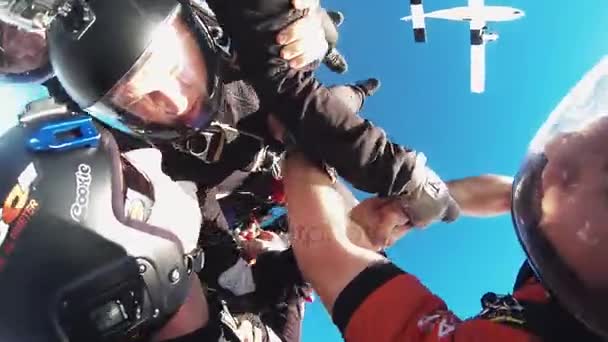 Dubai, Ηνωμένα Αραβικά Εμιράτα - 10 Φεβρουαρίου 2014: Ομάδα των skydivers άλμα από αεροπλάνο, κάνει σχηματισμό στο μπλε του ουρανού. Ακραία Κυρ. — Αρχείο Βίντεο