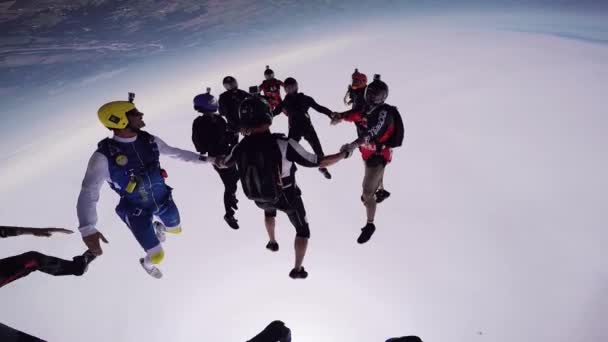 CHICAGO, USA - 20 GIUGNO 2015: I paracadutisti professionisti si formano in cielo nuvoloso. Sport estremi. Tenendo la mano — Video Stock