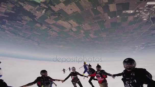 Chicago, Amerika Birleşik Devletleri - 20 Haziran 2015: Profesyonel skydivers bulutlu gökyüzü oluşumu olun. Aşırı spor. Uçuş — Stok video