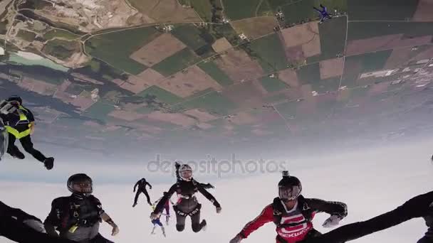 CHICAGO, États-Unis - 20 JUIN 2015 : Les parachutistes professionnels font une grande formation dans le ciel. Le sport extrême. Tenant la main — Video