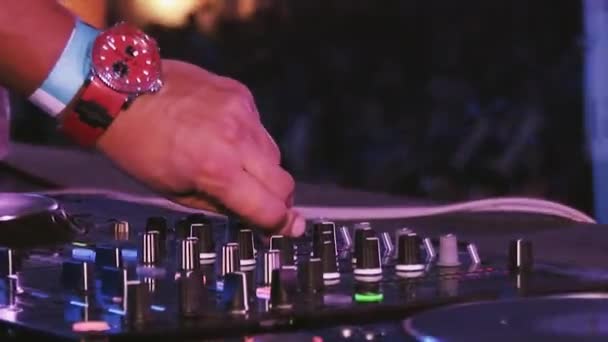 Αγία Πετρούπολη, Ρωσία - 7 Σεπτεμβρίου 2008: Dj mixing στο πικάπ στον διάδικο σε νυχτερινό κέντρο διασκέδασης. Επευφημίες. Εξοπλισμός. Κόκκινο ρολόι. Οι άνθρωποι. Προβολείς — Αρχείο Βίντεο