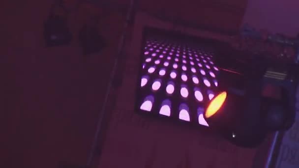 САЙНТ-ПЕТЕРСБУРГ, РОССИЯ - 7 СЕНТЯБРЯ 2008 года. Вращение прожектора. Многоцветные сверкающие лучи в ночном клубе . — стоковое видео