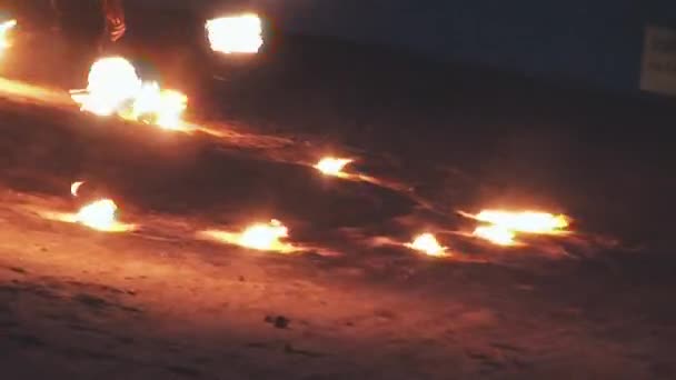 상트페테르부르크, 러시아-2007 년 6 월 14 일: 여자 가죽 옷에 불타는 원 안에 해변에서 불 쇼를 수행 합니다. 나이트 클럽에서 파티. — 비디오