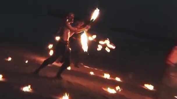 Petrohrad, Rusko - 14. června 2007: Žena a dva muži ve strašidelné masky provádět ohňová show na pláži uvnitř hořící kruh. Nebezpečí. — Stock video