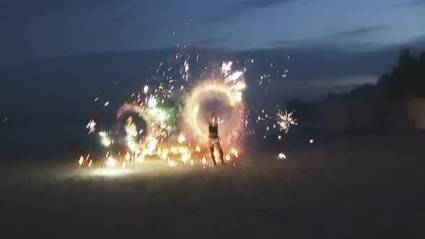 Sint-Petersburg, Rusland - 14 juni 2007: Vrouw en mannen uitvoeren vuurwerk show op zand strand. Veel vonken. Brandende cirkel. Partij van de nacht. — Stockvideo