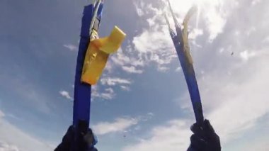 Skydiver yeşil alanlar yukarıda gökyüzü paraşüt açılır. Aşırı. Adrenalin. Bulutlar