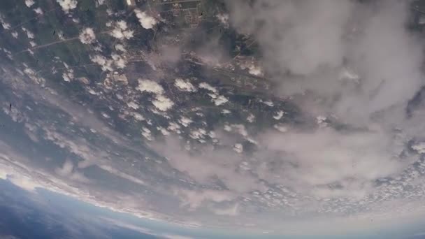 Η ομάδα των skydivers ελεύθερη πτώση στον ουρανό. Ύψος. Ακραία δραστηριότητα. Κάνει το σχηματισμό. — Αρχείο Βίντεο