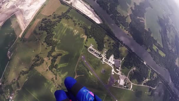 Fallskärmshoppare Fallskärmshoppning i himlen över fältet, skogen. Extrem aktivitet. Adrenalin. — Stockvideo