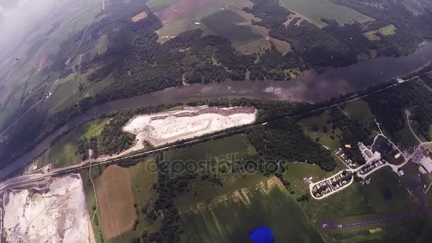 Parachutiste parachutiste sur les champs verts, rivière. Activité extrême. Adrénaline . — Video