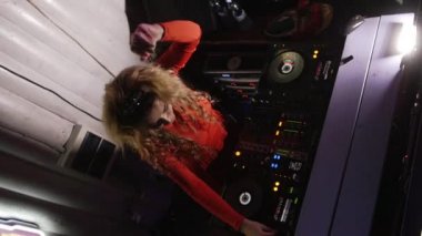 Saint Petersburg, Rusya - 17 Haziran 2016: Dj pikap gece kulübünde, iplik Kırmızı elbiseli kız. İçinde el çırp. Dans