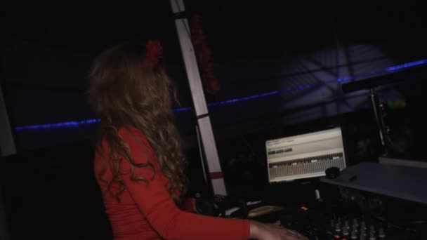 赤いドレスのナイトクラブでターン テーブルで回転のサンクトペテルブルク, ロシア連邦 - 2016 年 6 月 17 日: Dj の女の子。機器。ヘッドフォン — ストック動画