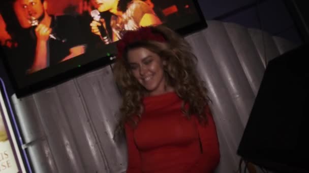 SAINT PETERSBURG, RUSSIA - 17 GIUGNO 2016: Dj girl in abito rosso che salta al giradischi in discoteca. Attrezzatura. Agitare i capelli — Video Stock