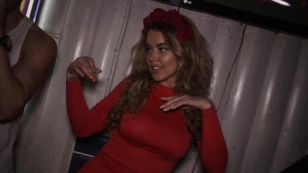 SAINT PETERSBURG, RUSSIE - 17 JUIN 2016 : Dj girl en robe rouge dansant à la platine dans une boîte de nuit. Du matériel. Toucher les cheveux — Video