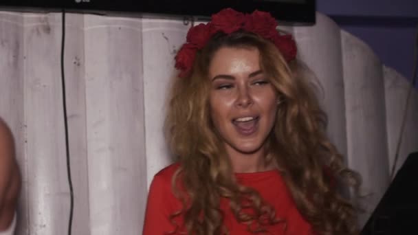 상트페테르부르크, 러시아-6 월 17 일, 2016: 나이트 클럽에서 턴테이블에 행복 dj 소녀 파 빨간 드레스. 카메라에 미소. 댄스 — 비디오