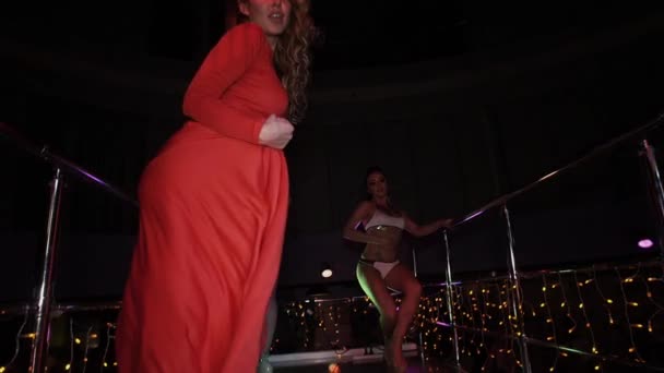 SAN PETERSBURG, RUSIA - 17 DE JUNIO DE 2016: Dj girl wave red dress dance at turntable in nightclub. Zapatillas. Fiesta. Diversión — Vídeo de stock