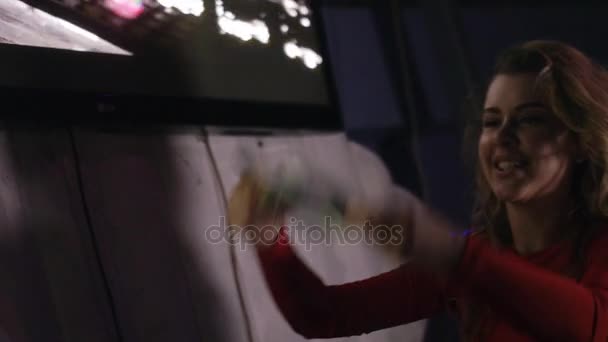 Petrohrad, Rusko - 17. června 2016: Dj dívka v červených šatech vlna Cd disky na točnu v nočním klubu. MC muž. Účinkující — Stock video