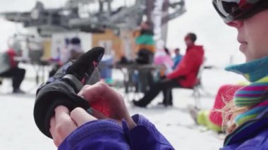 Soçi, Rusya - 7 Nisan 2016: Kayak eldiven koymak Kayak üniformalı genç kız. Eğlence olay. Spor