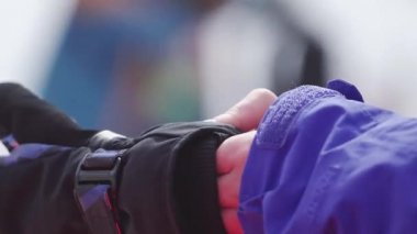 Soçi, Rusya - 7 Nisan 2016: Kız Kayak üniformalı Kayak Merkezi siyah eldiven koymak. Spor olay. Güneşli gün