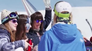 Soçi, Rusya - 7 Nisan 2016: Kızlar kap, eldiven ve maske folyo poz Kayak Merkezi üzerinde yapılmış. Eğlence.