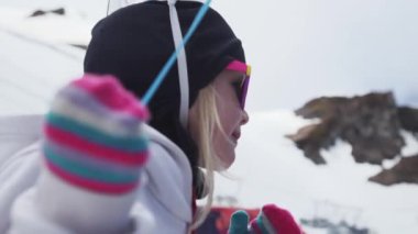 Sochi, Rusya - 7 Nisan 2016: Folyo güneş gözlüğü tutun sarı hava balonu Kayak Merkezi üzerinde yapılmış kap, küçük kız