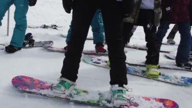 Soçi, Rusya - 7 Nisan 2016: Grup yamaç üzerinde Kayak Snowboard fiyatına. Gülümse. Olay. Spor.