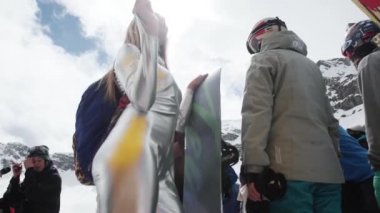 Soçi, Rusya - 7 Nisan 2016: Sarışın kız parlayan kozmik kostüm dans üzerinde kayak merkezi. Kamera gülümse.