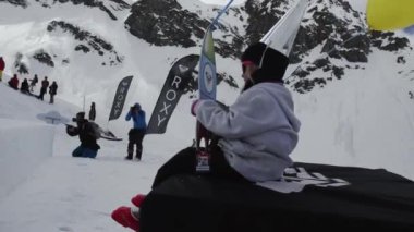 Sochi, Rusya - 7 Nisan 2016: Folyo tutun sarı hava balonu ve karton roket yapılmış kap, küçük kız.