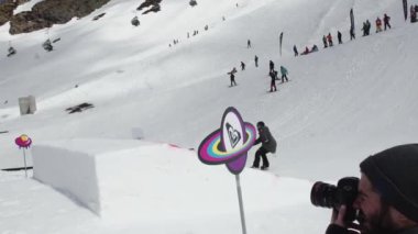 Soçi, Rusya - 7 Nisan 2016: Kayak Merkezi. Snowboard sıçrama sıçrama tahtası. Karton kozmik objeler. Kameraman