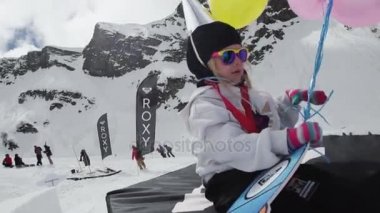 Sochi, Rusya - 7 Nisan 2016: Folyo zam sarı hava balonu ve karton roket yapılmış kap, küçük kız.