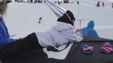 Soçi, Rusya - 7 Nisan 2016: Folyo yalan sarı hava balonu ile yapılmış kap, küçük kız. Snowboard.