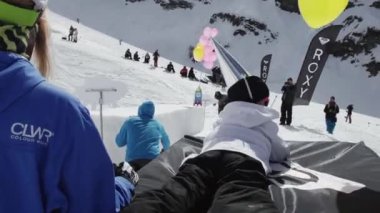 Soçi, Rusya - 7 Nisan 2016: Folyo yalan sarı hava balonu ile yapılmış kap, küçük kız. Snowboard binme.