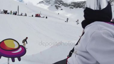 Soçi, Rusya - 7 Nisan 2016: Folyo tutun sarı hava balonu yapılan kap, küçük kız. Snowboard binme.