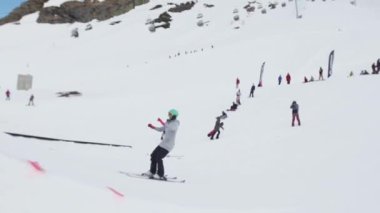 Sochi, Rusya Federasyonu - 7 Nisan 2016: Sıçrama tahtası, binen genç kayakçı olun takla. Karton kozmik objeler.