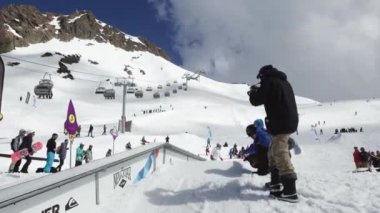 Soçi, Rusya - 7 Nisan 2016: Snowboarder demir iz binmek. Karton kozmik objeler. Kayak Merkezi. Güneşli gün