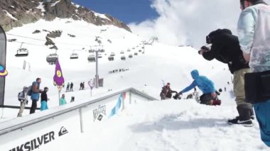 Soçi, Rusya - 7 Nisan 2016: Kız snowboard slayt demir iz üzerinde. Karton kozmik objeler. Kameraman.