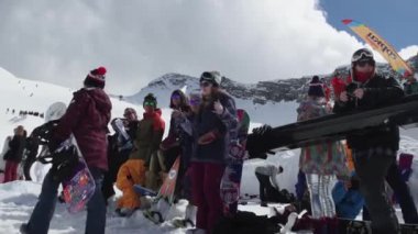 Soçi, Rusya - 7 Nisan 2016: Snowboard ve kayak kayakçı. Yarışma. Kız dans. Gülümse. Meydan okuma.