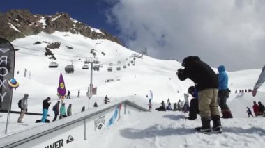 Soçi, Rusya - 7 Nisan 2016: Snowboarder demir iz binmek. Kayak Merkezi. İnsanlar. Güneşli bir gün. Aşırı spor
