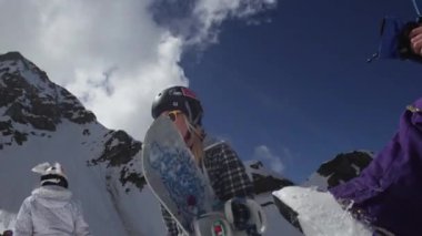 Sochi, Rusya Federasyonu - 7 Nisan 2016: Kız ile snowboard Kayak Merkezi üzerinde yürümek. Kayak Merkezi. Kask. Güneşli cloudness gün